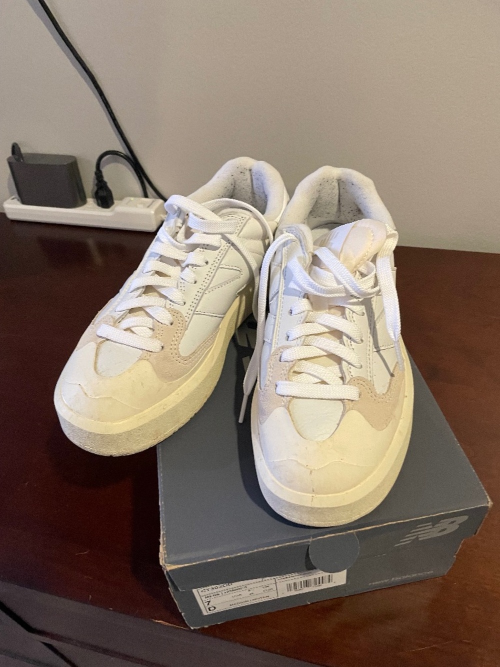New Balance sneakers/ US 7/ cream white